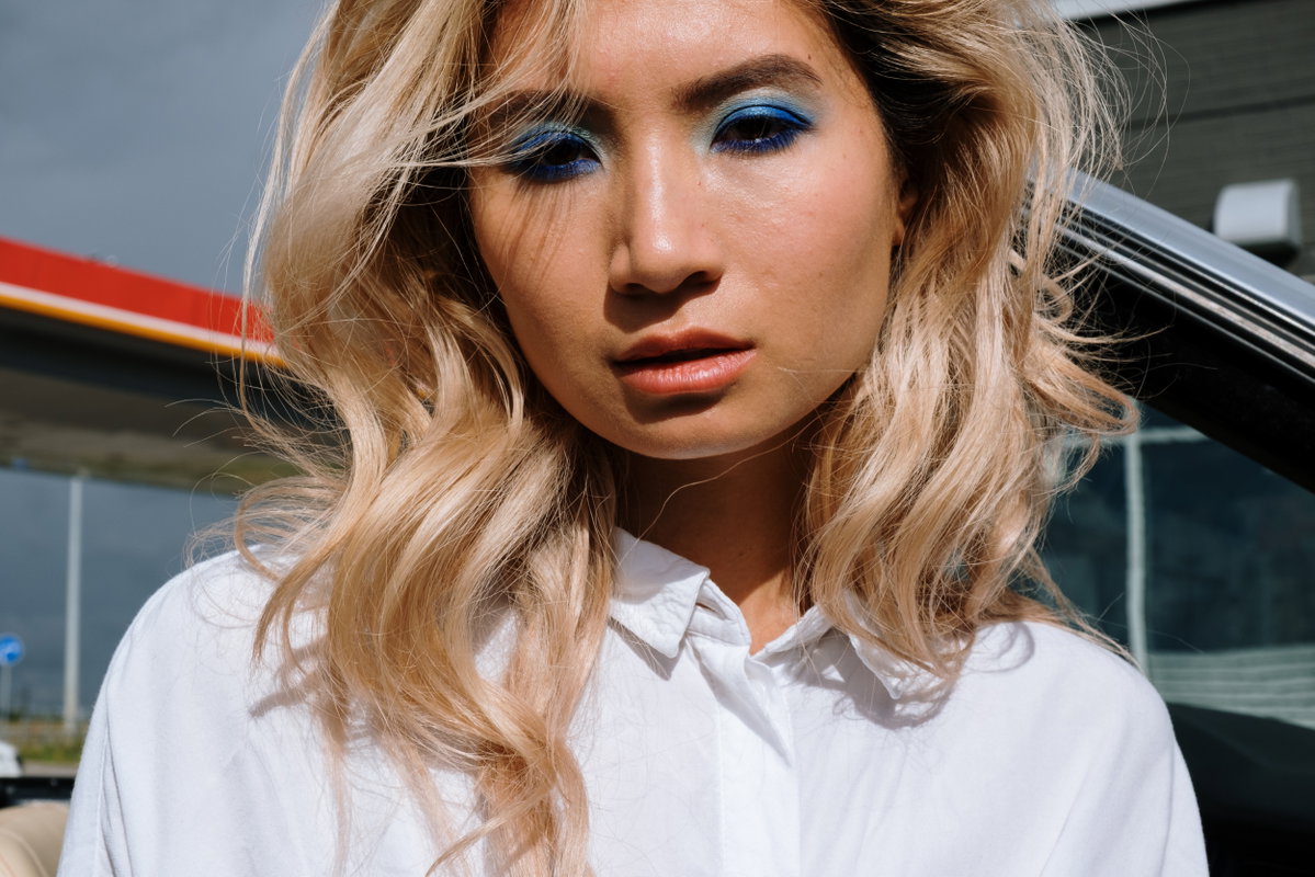 Frau mit blonden langen Haaren