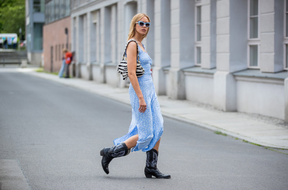 Streetstyle mit Kleid und Cowboystiefeln