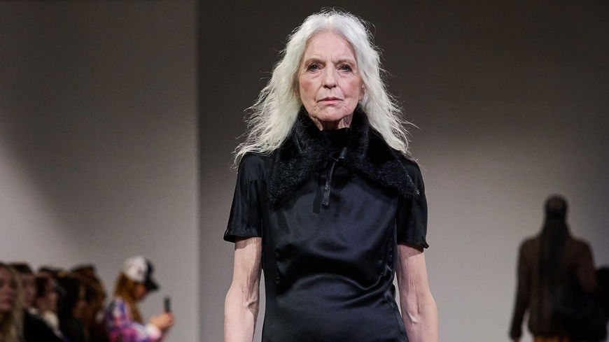 Kleider in dieser eleganten Länge liegen 2023 absolut im Trend 
