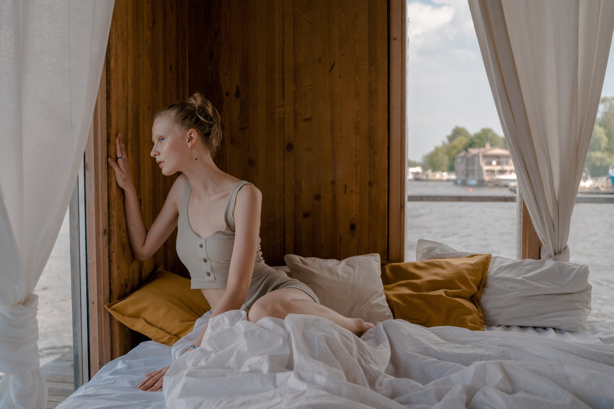 Frau, Solo-Reise am Wasser