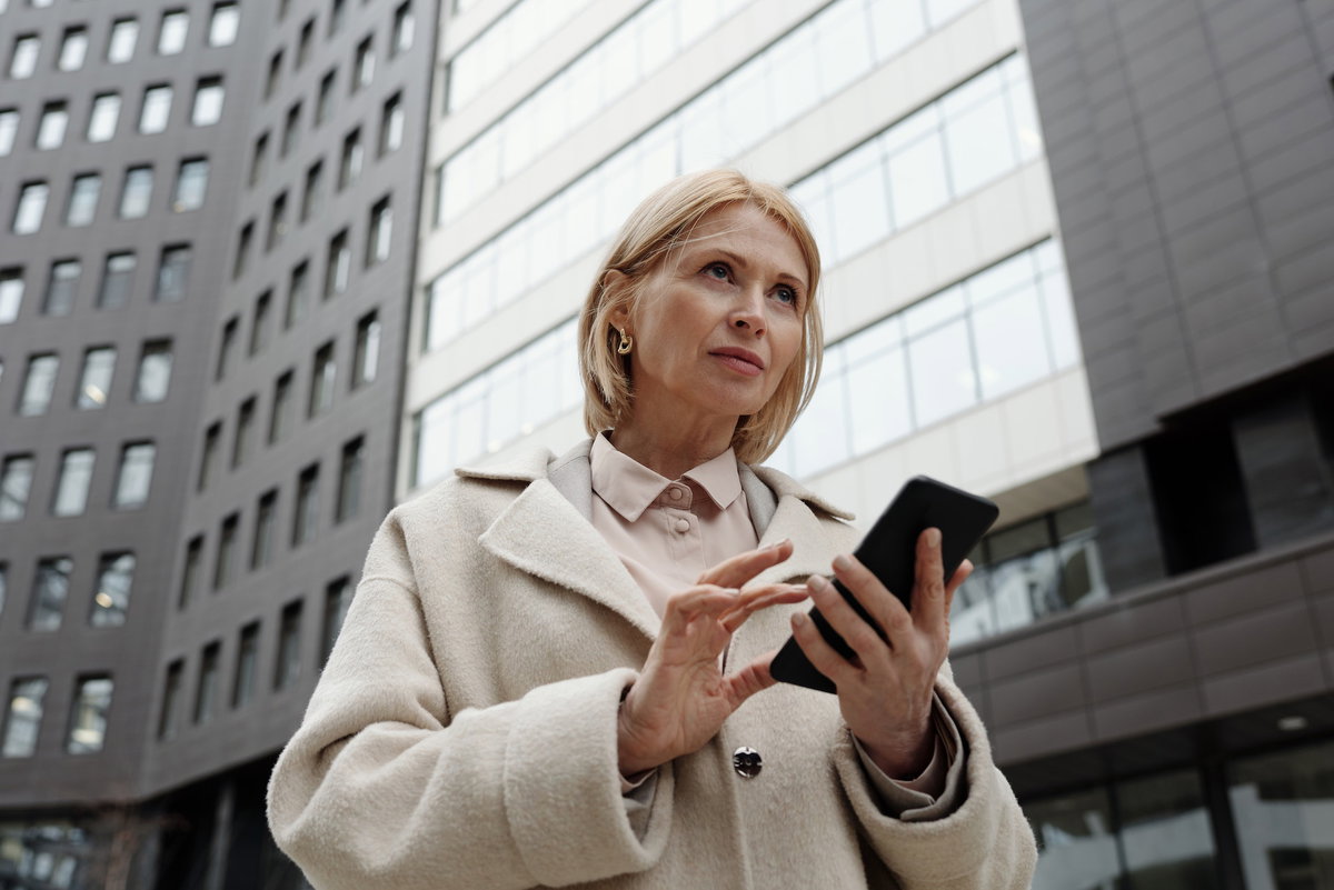 Frau mit Handy