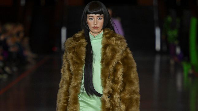 Mode-Trends 2023: Fake Fur musst du jetzt SO tragen, um eine Trendsetterin zu sein