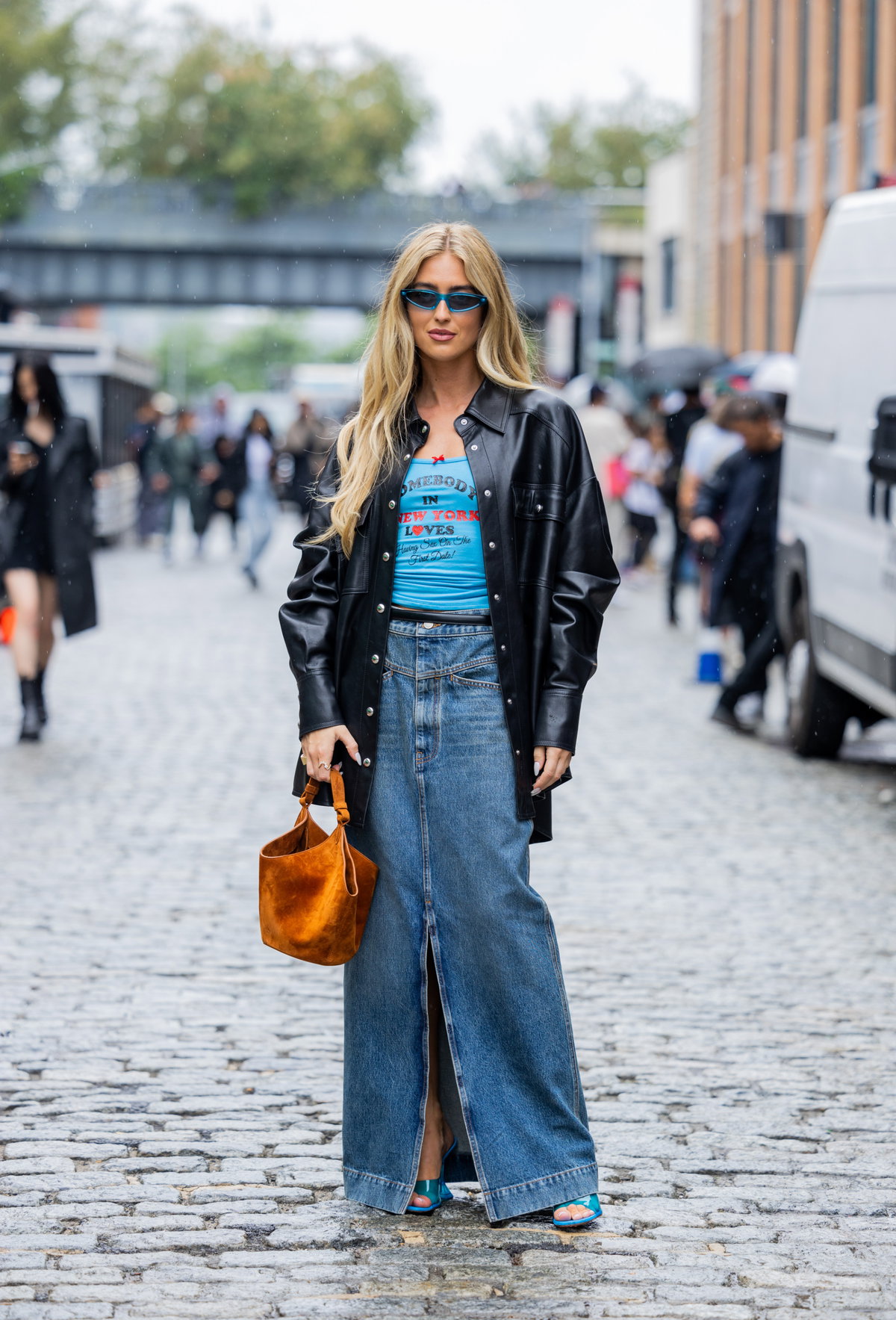 Jeansrock kombinieren: Streetstyle mit Maxi-Jeansrock und Lederjacke