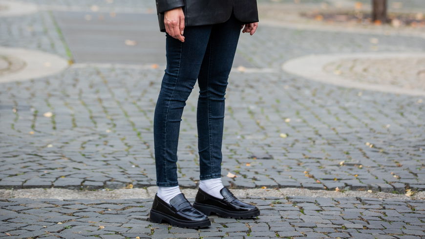 Diese 5 flachen Schuhe passen perfekt zu Skinny Jeans