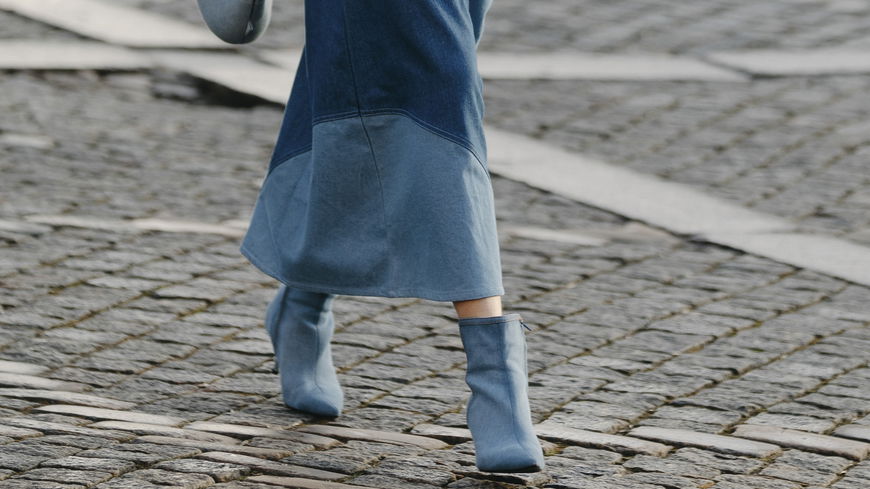 Stiefel-Trends 2023: Ankle Boots tragen wir im Frühling 2023 in DIESEN angesagten Farben