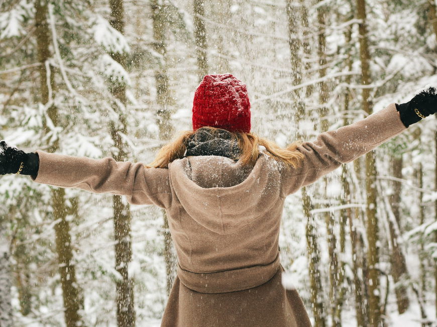 Frau von hinten Wald Winter