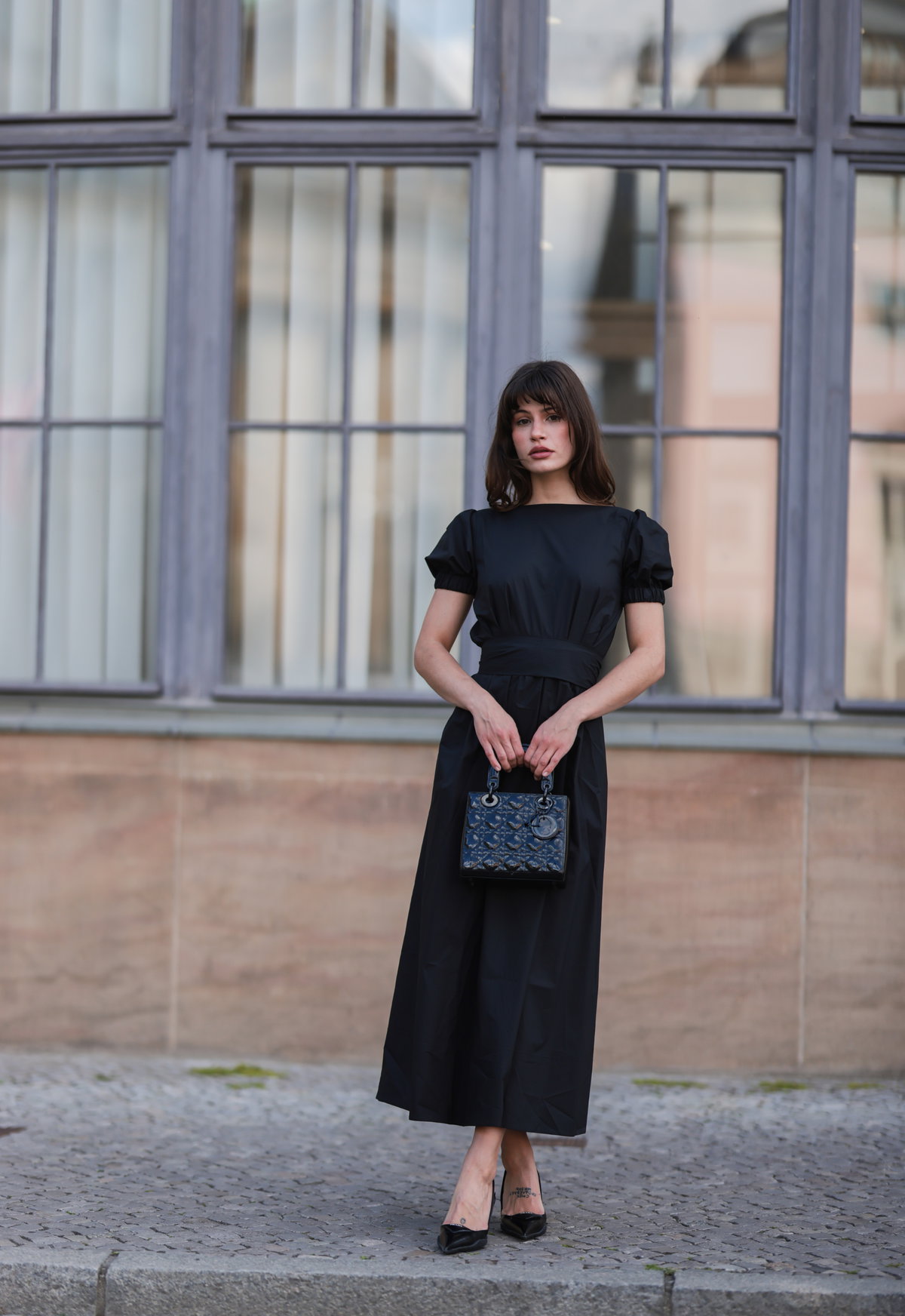 Schwarzes Frühlingskleid Streetstyle