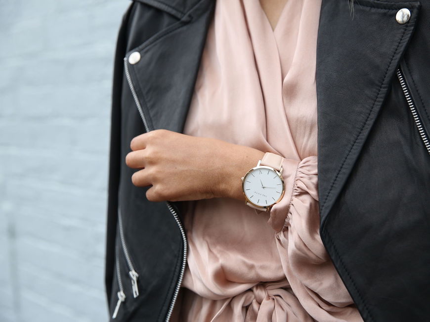Frau mit Uhr