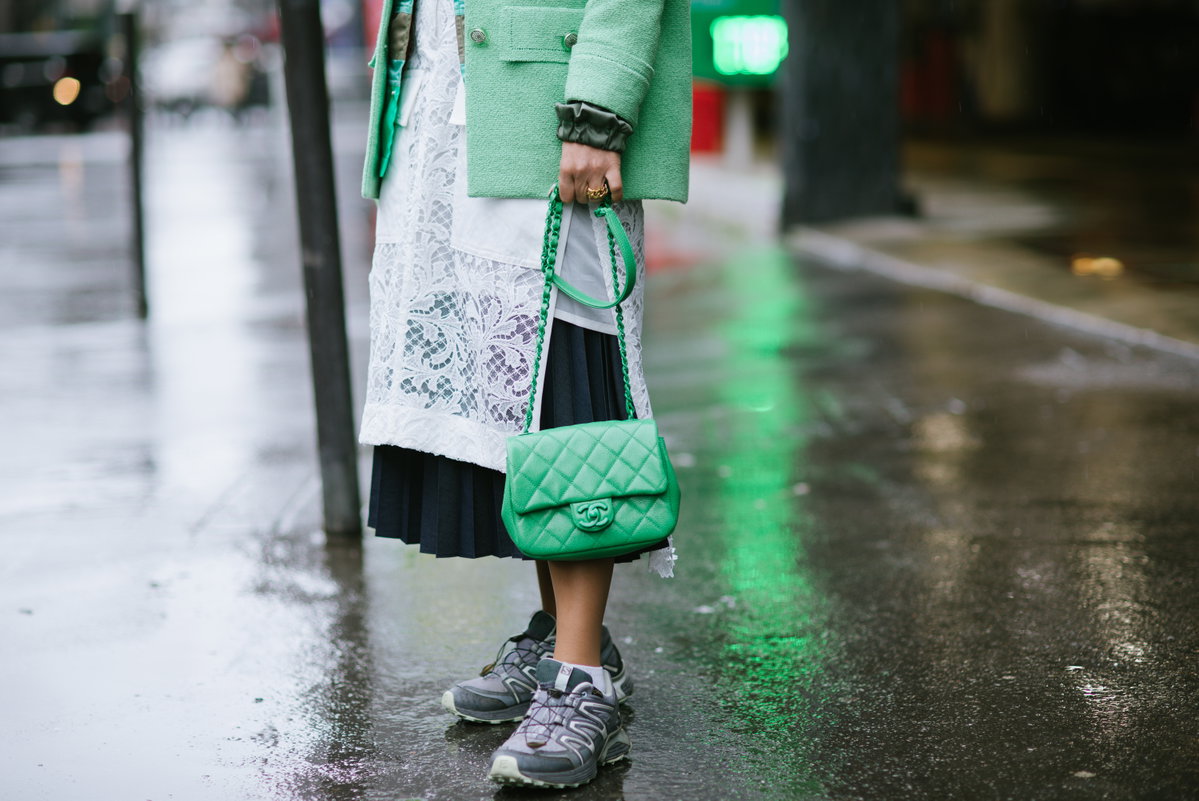 Graue Salomon Sneakers Streetstyle