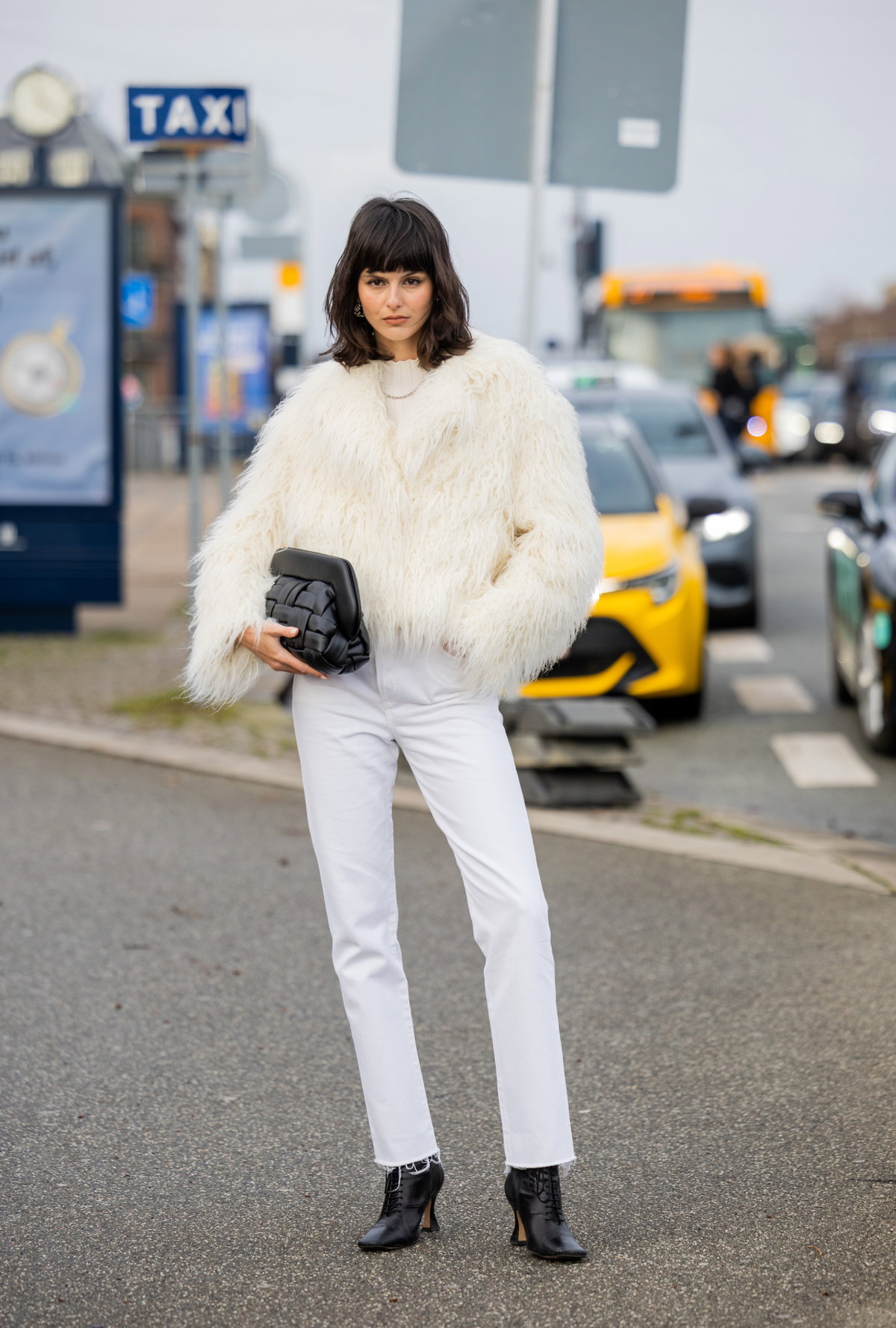 Streetstyle mit eleganten Schnürstiefeln