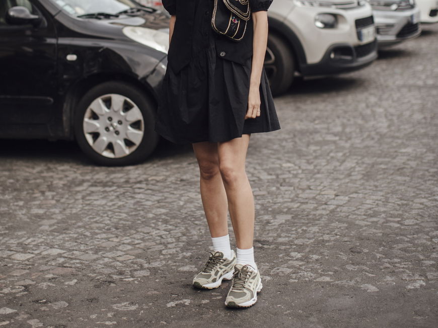 Streetstyle mit Sneakers und schwarzem Kleid