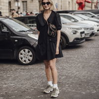 5 Trend-Sneakers, die Streetstyle-Expertinnen zu Kleidern besonders lieben 