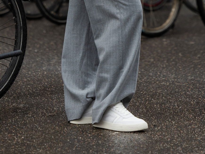 Streetstyle mit weißen Sneakers