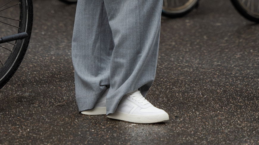  5 weiße Sneaker, die wir im Frühling 2024 zu jedem Outfit tragen