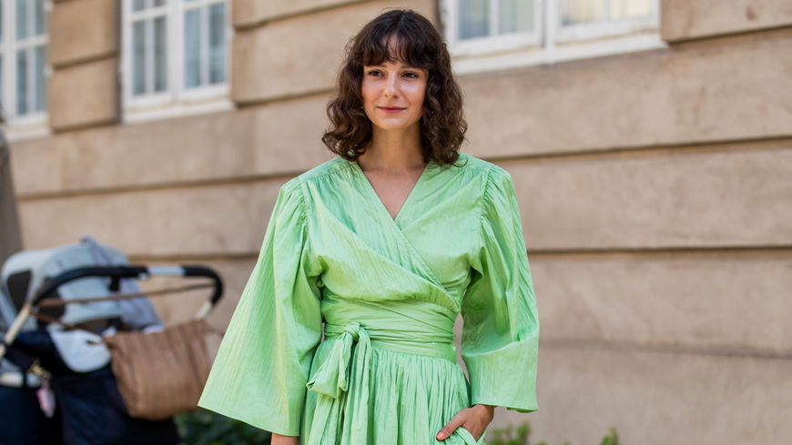 7 angesagte Wickelkleider, die wir im Frühling 2023 lieben 