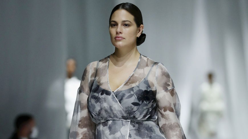 Frühlingskleider 2023: 6 angesagte Modelle für Curvy-Frauen, die wir lieben