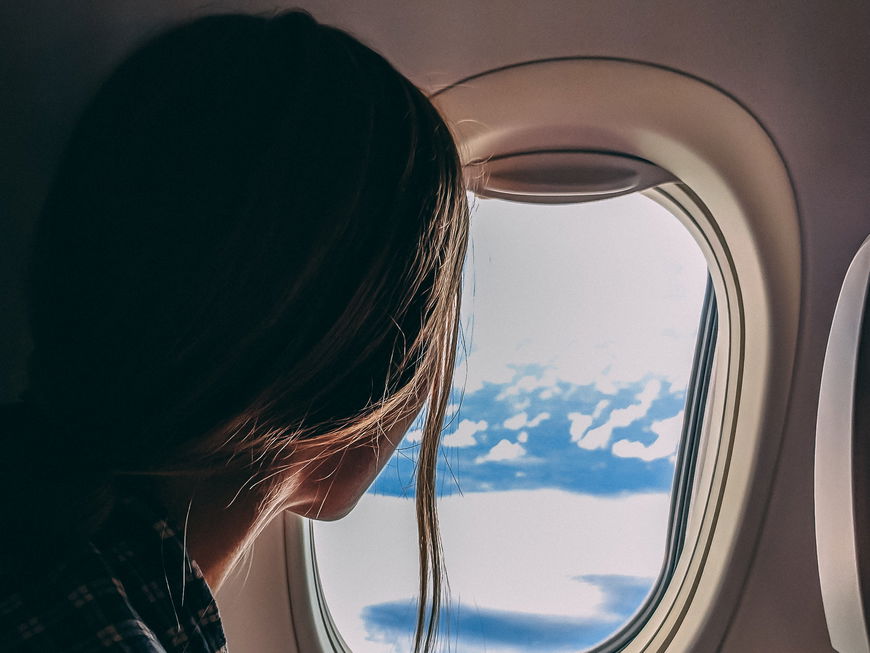 Frau im Flugzeug