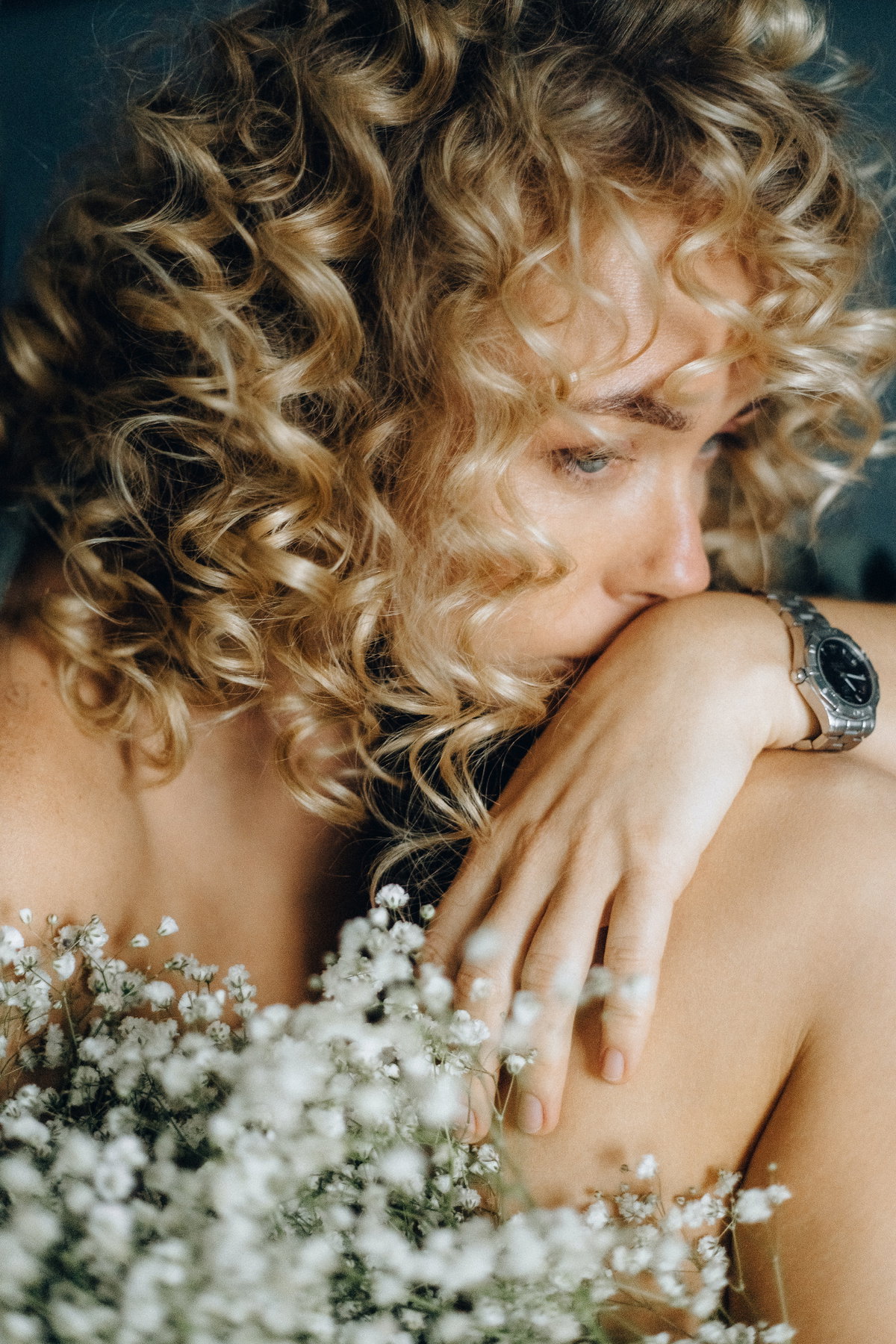 Frau mit Armbanduhr