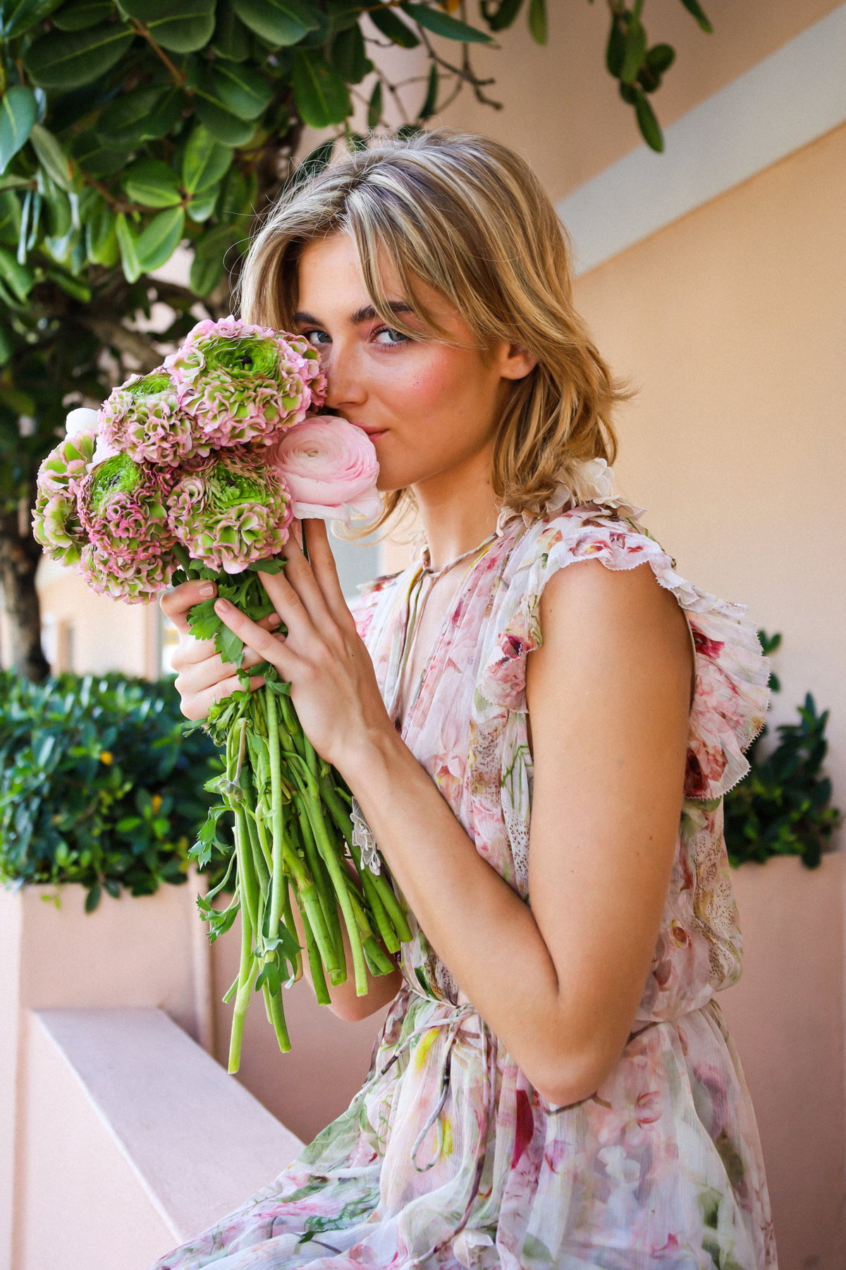 Frau mit Blumenkleid