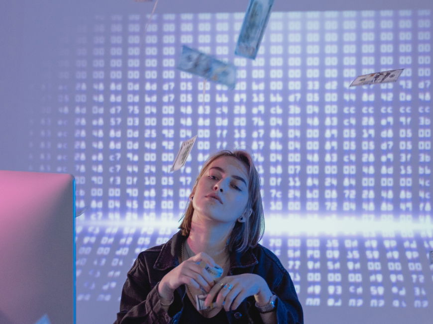 Frau mit Geld