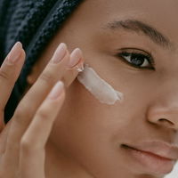 Besser als Concealer: Diese Creme hellt dunkle Augenringe auf