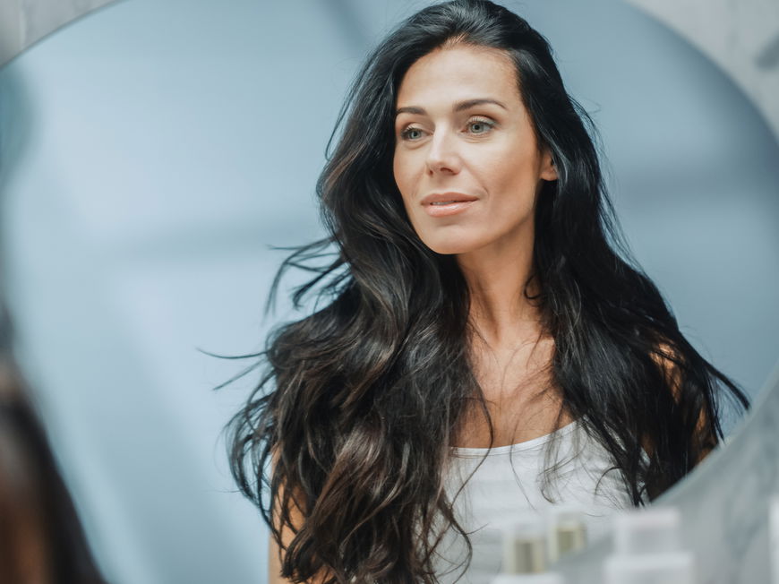 Frau schwarze Haare