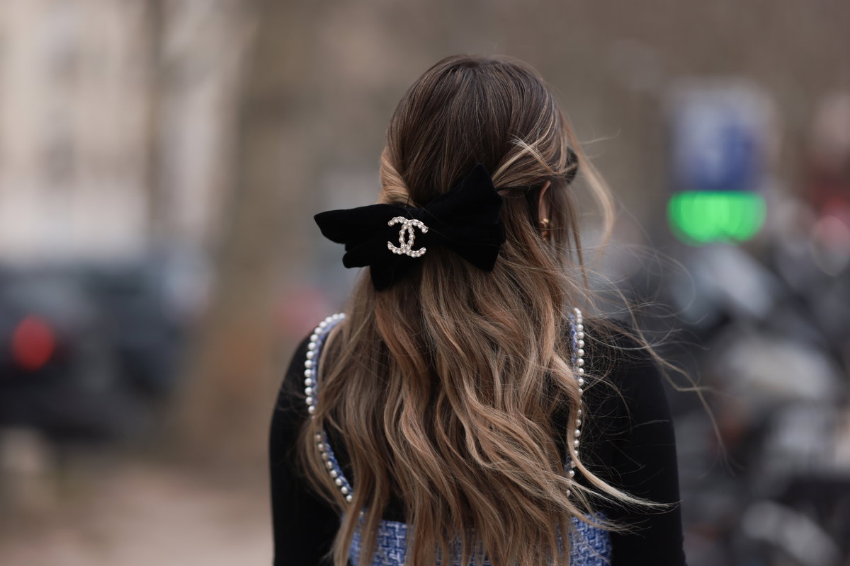 Frisur mit Haarschleife