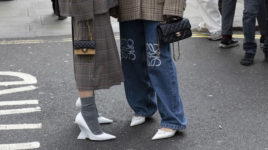 Jeans-Trend 2023: Streetstyle-Expertinnen tragen jetzt Hosen in DIESEM angesagten Schnitt