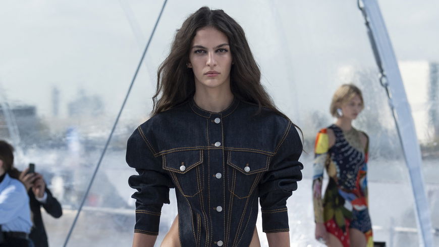 Mit diesen 3 angesagten Tops wird 2023 jede Jeans zum Mode-Trend