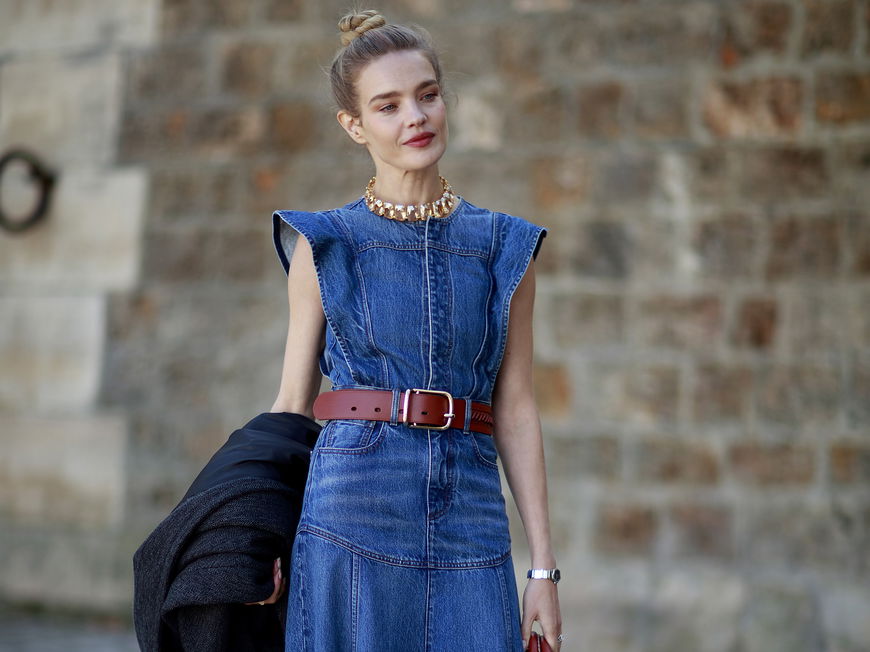 Jeanskleid kombinieren: Frau trägt ein Denim Modell