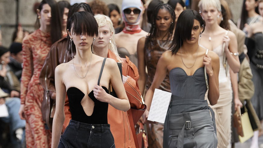 DIESER Trend-Look vom Laufsteg erobert gerade die Herzen aller Mode-Profis im Sturm