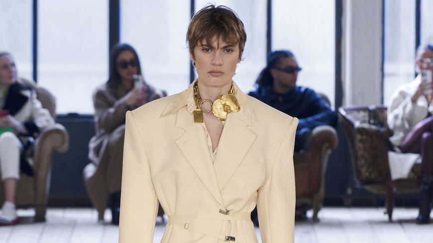 Vom Laufsteg: Blazer mit DIESEM Detail liegen 2023 absolut im Trend 