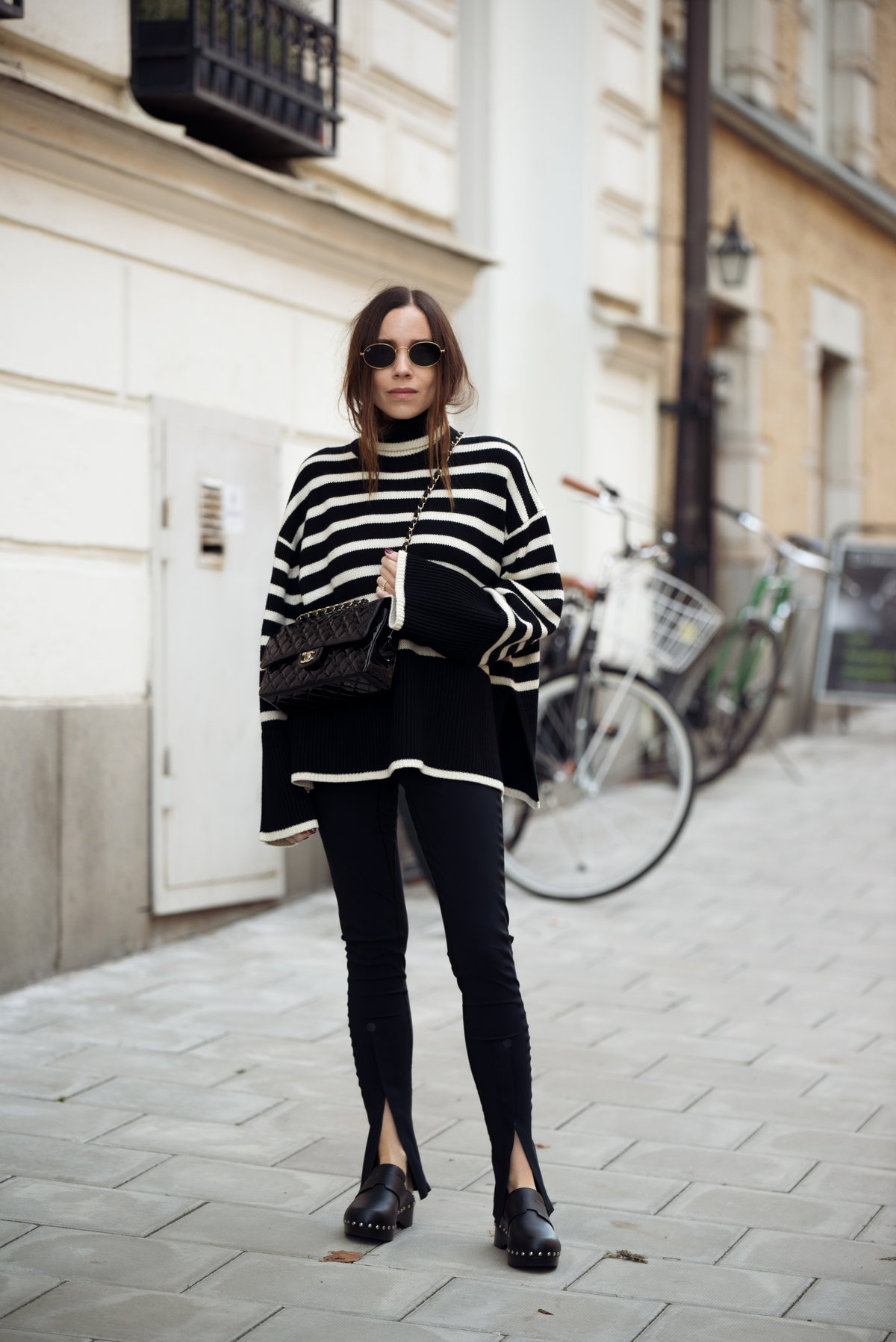 Streetstyle: Clogs und Hose mit Schlitz