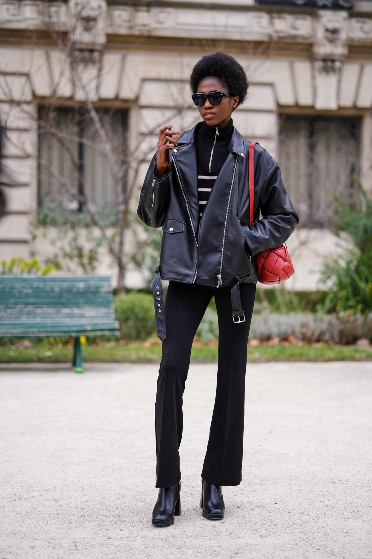 Streetstyle mit schwarzer Schlaghose