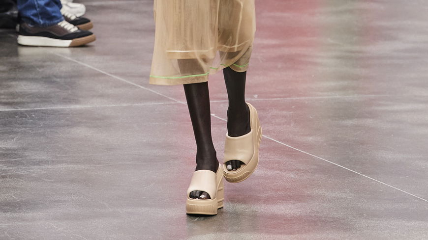 Sandalen mit diesem Detail sind der stylische UND bequeme Schuh-Trend für den Frühling 2023