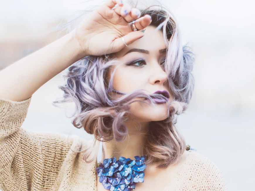 Frau mit lila Haaren
