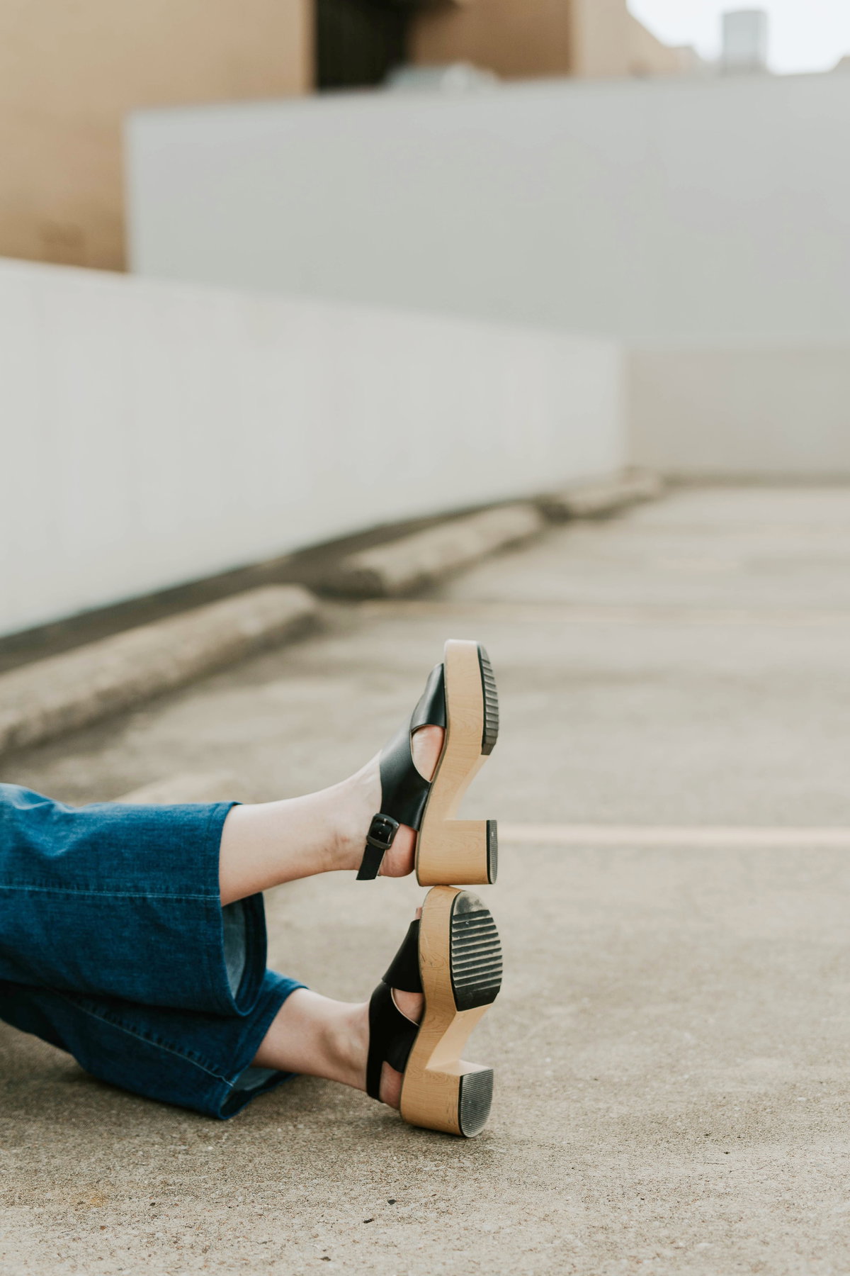Frau mit Plateau-Clogs