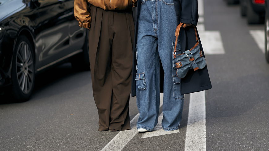 4 angesagte Schuhe, die einfach perfekt zu weiten Jeans passen 