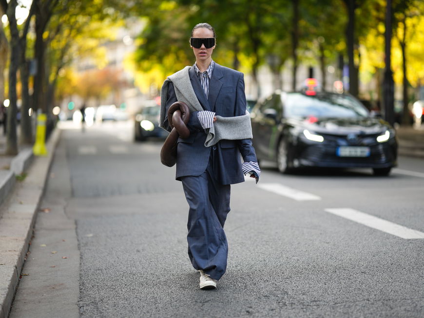 Streetstyle: Hosenanzug und Sneakers