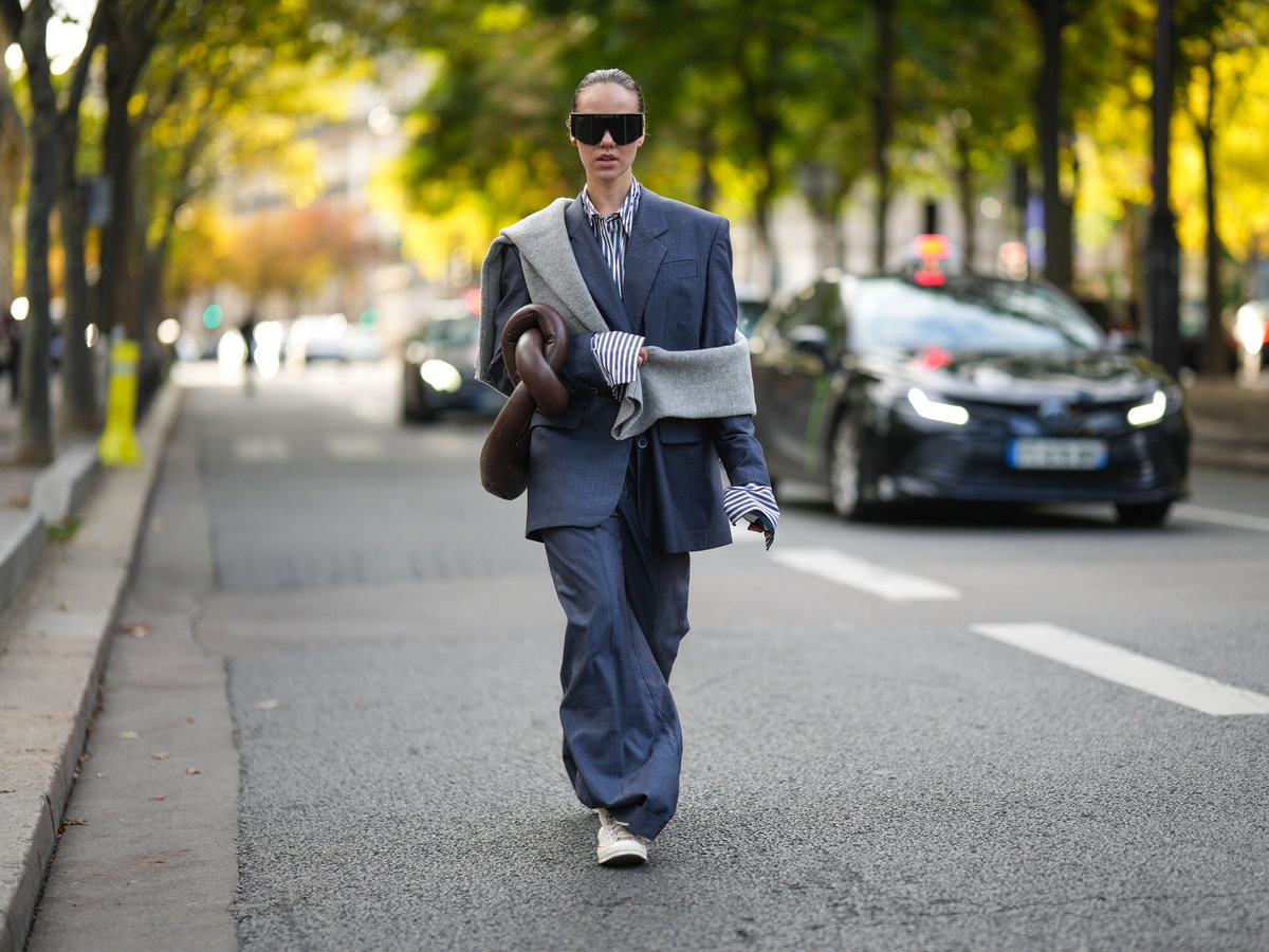 Streetstyle: Hosenanzug und Sneakers