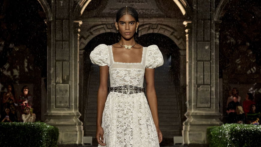 Vom Runway: Elegante Maxi-Kleider müssen 2023 so aussehen – laut Designer