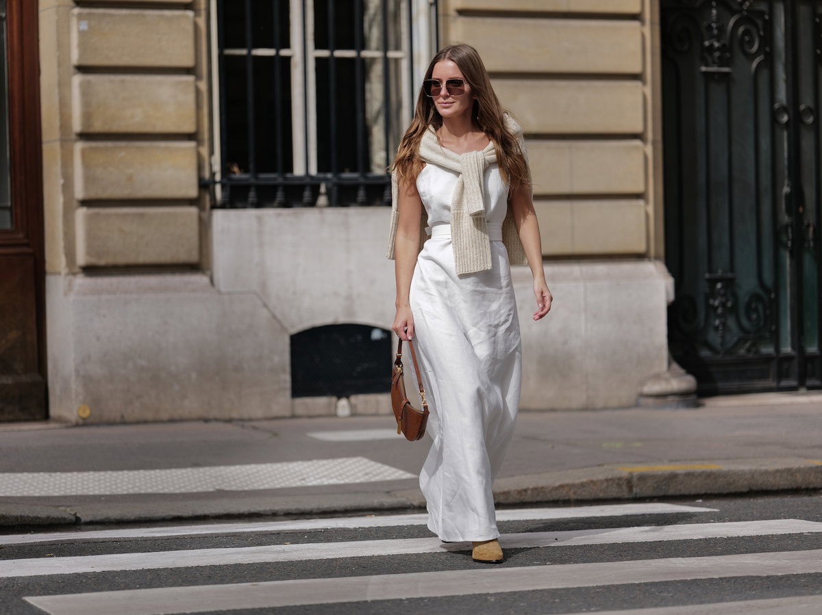 Frau im weißen Maxikleid
