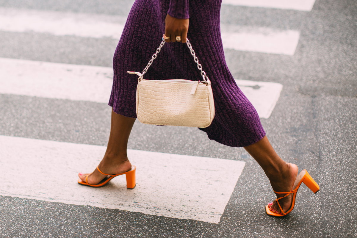 Frau trägt orangene Heels