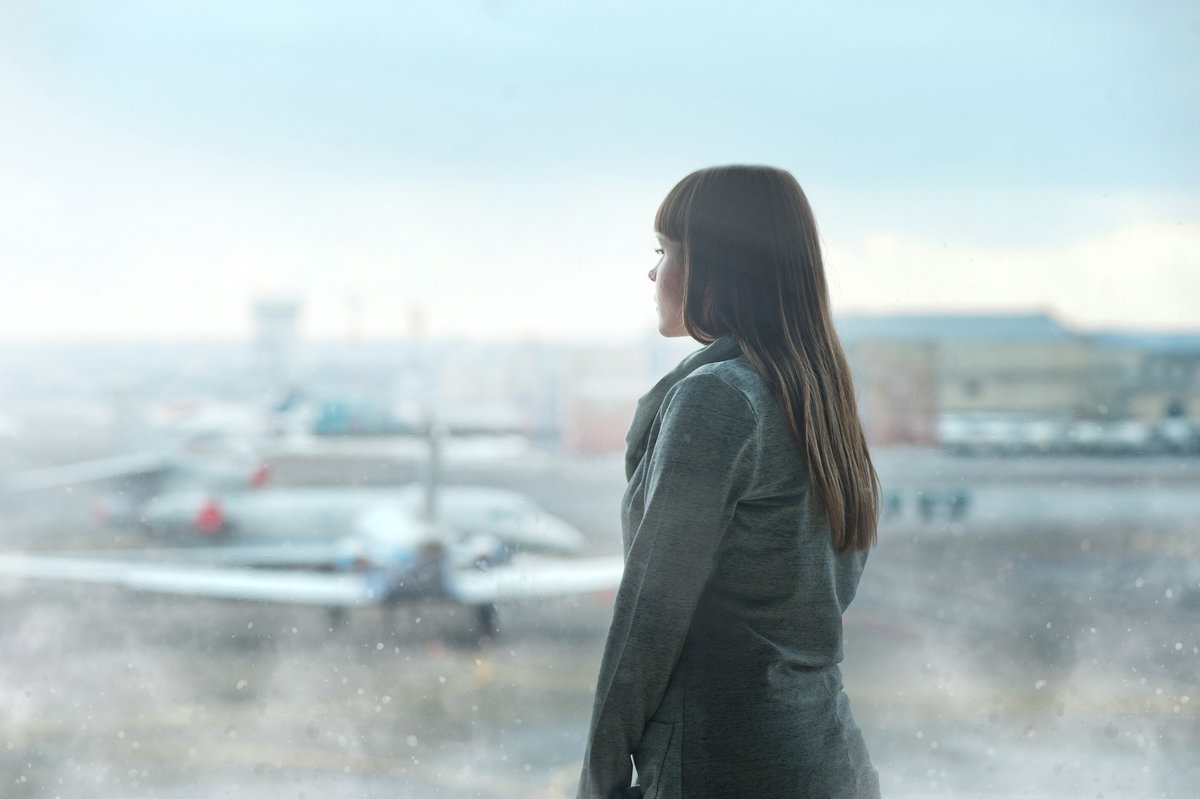 Frau am Flughafen