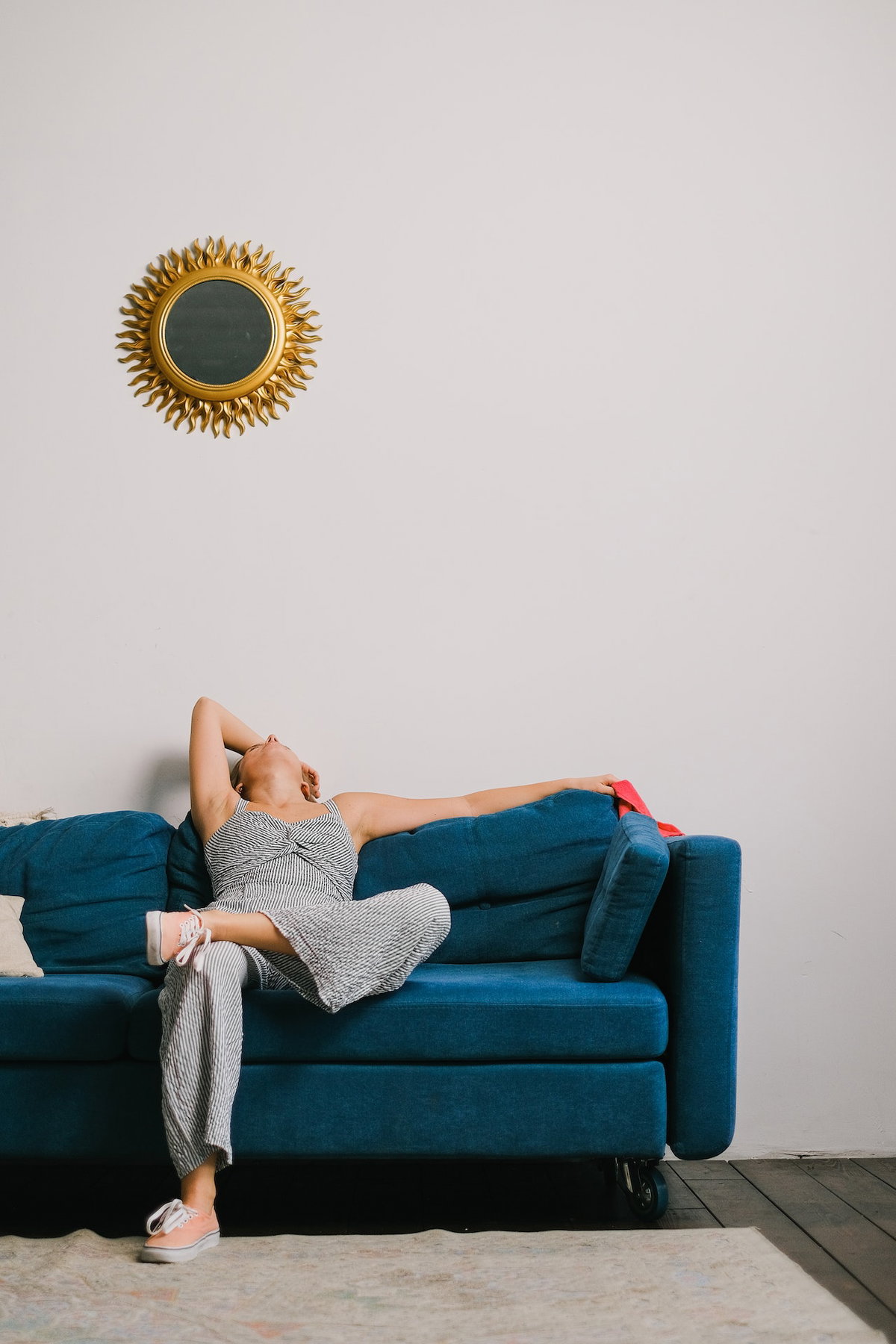 Frau auf Sofa