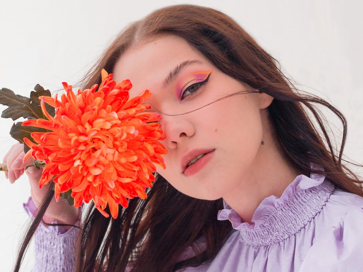 Frau mit Blume