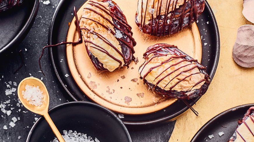 Gesunder Snack! Das beste Rezept für vegane Eis-Datteln im Sommer