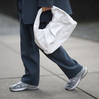 Sommer-Trend 2023: Diese grauen Sneaker shoppen im Sommer 2023 alle, die keine weißen Schuhe mögen