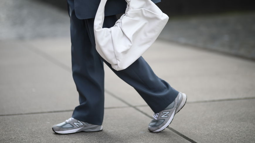 Sommer-Trend 2023: Diese grauen Sneaker shoppen im Sommer 2023 alle, die keine weißen Schuhe mögen