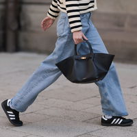 Edle Kombination: Darum sind Sneaker und Wide Leg Hosen das perfekte Outfit im Sommer 2023